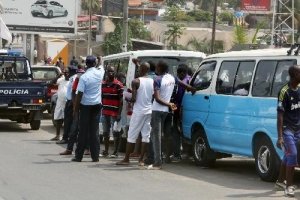 Polícia com dificuldades para criminalizar &#039;lotadores&#039; de táxi em Luanda