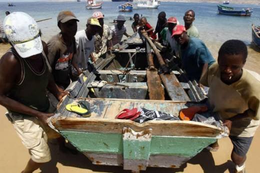 Pescadores angolanos denunciam assaltos à mão armada em alto mar em Luanda