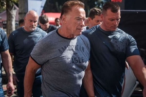 Arnold Schwarzenegger é agredido com chute em evento na África do Sul