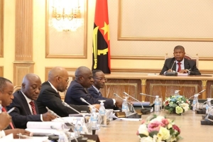 Falta de combustíveis deve-se a &quot;falta de diálogo&quot; entre Sonangol e Estado - PR Angola