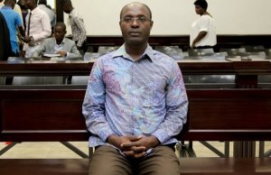 Tribunal inicia julgamento do jornalista Rafael Marques sem presença do ofendido