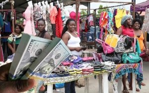 Preço do dólar continua a descer no mercado de rua de Luanda