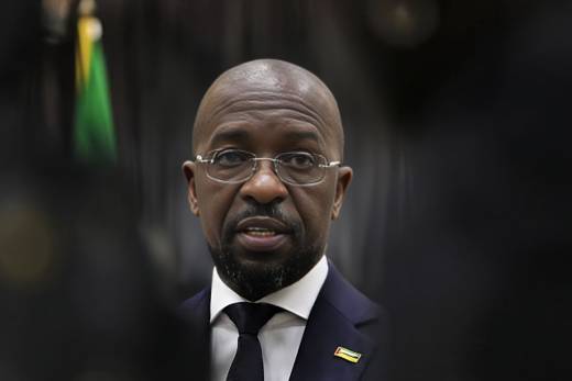 Ministro da Defesa moçambicano aponta sinais de &quot;intenção firme e credível de alterar&quot; ordem constitucional