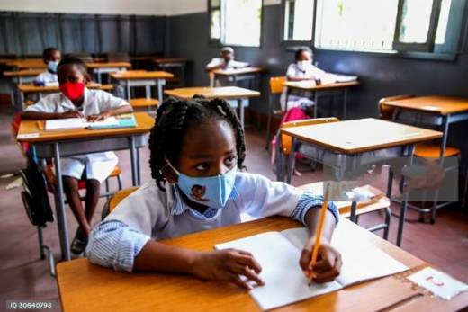 Alunos do ensino primário regressam às aulas presenciais em Angola, quase um ano depois