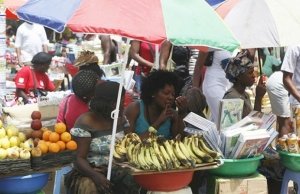 Governo emite cartões a feirantes e vendedores de rua para acabar com informalidade