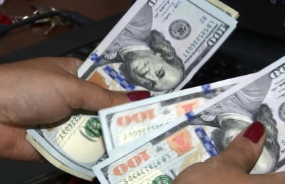 Preço do dólar nas ruas de Luanda segue em queda ligeira desde as eleições
