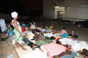 Famílias dormem ao relento junto aos hospitais de Luanda à espera de notícias