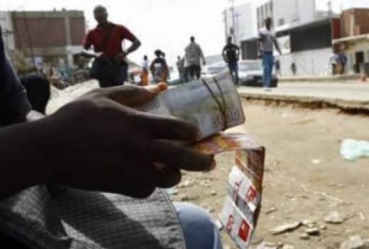 Falta de divisas afeta negócio de “kinguilas” que vivem “dias difíceis” em Luanda