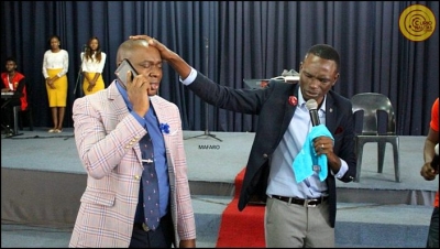 Pastor Paul Sanyangore (à esquerda, na foto),