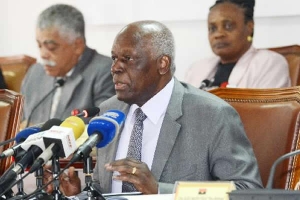 José Eduardo dos Santos anuncia congresso extraordinário para &quot;resolver&quot; liderança no MPLA