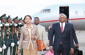 José Eduardo dos Santos regressou hoje a Luanda após 17 dias em Espanha