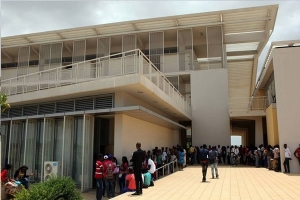 Maior universidade de Angola pede para cobrar propinas