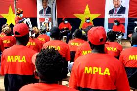 Governo &quot;usa e abusa&quot; de recursos estatais para ganhar eleições em Angola - Consultora