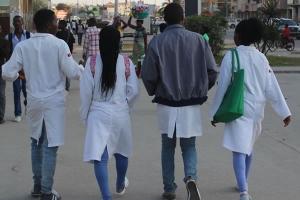 Polícia reprime marcha contra contra a &quot;gasosa&quot; escolar em Luanda