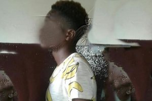 Jovem de 18 anos acusado de violar sexualmente a mãe de 42 anos no Lubango