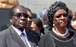 Grace, 52 anos, e Robert Mugabe, 93, num comício do partido no poder, a Zanu-PF