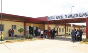 Governo dá 15 dias para investigar morte de homem à porta de hospital em Luanda