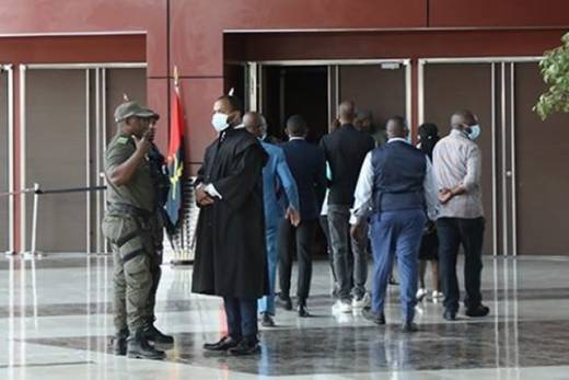 Julgamento de Lussati continua tenso em Luanda, polícia chamada e nomeado advogado suspenso
