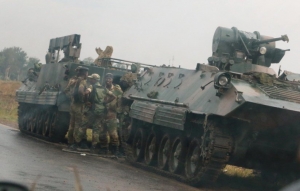 Com tanques a caminho da capital, partido de Mugabe acusa Forças Armadas de traição
