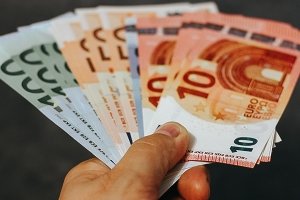 BNA coloca 80 milhões de euros no mercado e moeda angolana próxima dos 350 kwanzas/euro