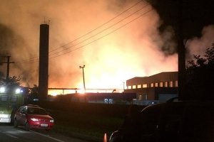 Incêndio atingiu armazéns de zona de armazéns do Cazenga sem feridos