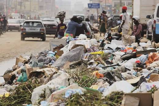 Jovens promovem marcha contra lixo em Luanda e desafiam proibição do governo provincial