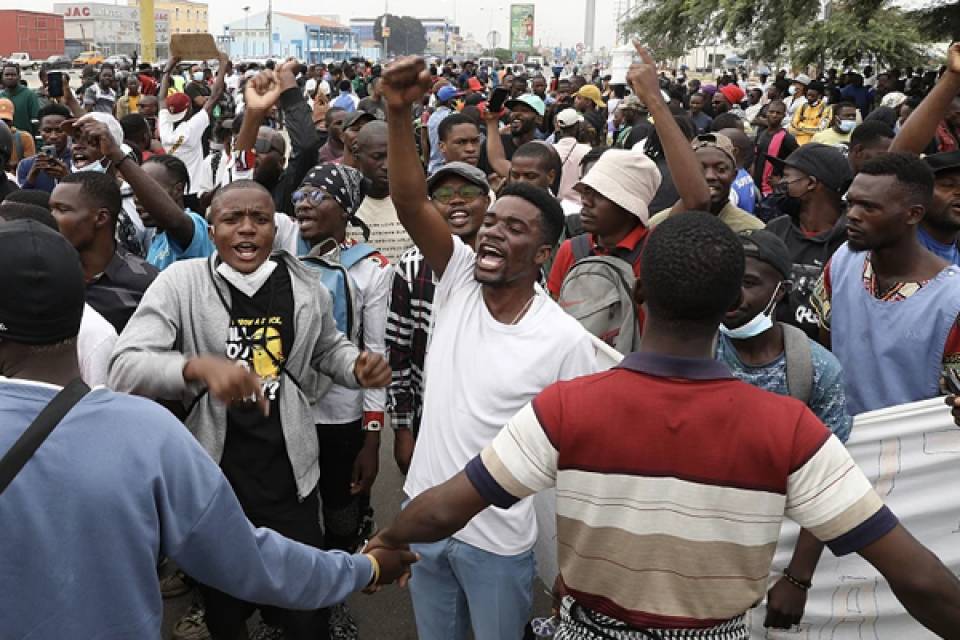 Centenas Concentram Se Em Luanda E Prometem Marcha Pacifica Contra Subida Da Gasolina 