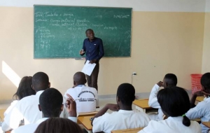 Professores angolanos suspendem greve e retomam aulas na terça-feira