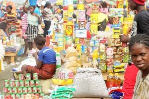 Produtos com validade expirada saem dos supermercados para as ruas