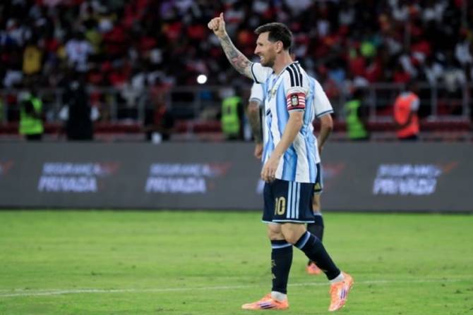 Lionel Messi mais aplaudido no estádio do que a seleção angolana de futebol