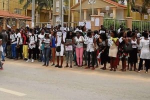 Estudantes de Luanda querem falta de vagas nas escolas resolvidas em 25 dias