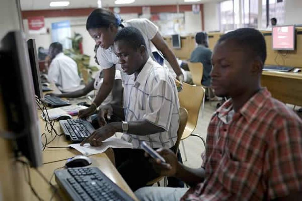 Liberdade na internet em Angola &quot;permaneceu ameaçada&quot; no período eleitoral - Freedom House